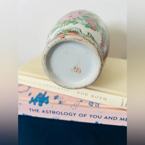 1950’s Chinese Export Rose Medallion Porcelain Vase | Chinoiserie - Picture 5 of 6